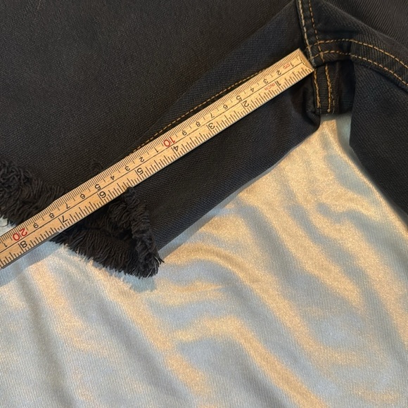 Levi's Black Raw Edge Jean Shorts Relaxed Fit Size 8 NWT - Picture 9 of 9